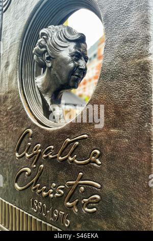 Das Agatha Christie Memorial in Covent Garden in London wurde von Ben Twiston-Davies gestaltet. Blick durch die Skulptur. Stockfoto