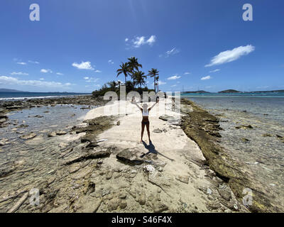 Bikinimädchen auf der kleinen Tabac-Insel Saint Vincent und den Grenadinen Stockfoto