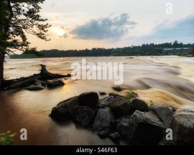 Sonnenuntergang über den Stromschnellen des James River in Richmond, VA. Stockfoto