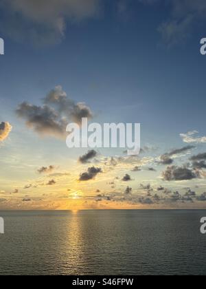 Sonnenaufgang über dem Atlantischen Ozean Sunny Isles Beach Florida Stockfoto