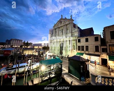 Die römisch-katholische Chiesa di Santa Maria di Nazareth bei Nacht, gesehen von der Ponte degli Scalzi im Cannaregio-Viertel von Venedig, ES Stockfoto