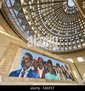 LOS ANGELES, CA, DEC 2022: Wandgemälde und kunstvolle Glasdecke im Eingang zur Union Station in Downtown, neben Patsaouras Transit Plaza Stockfoto