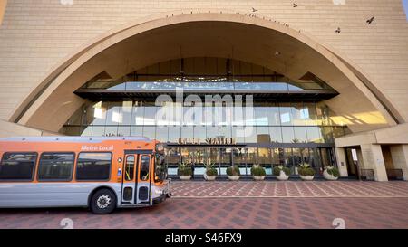 LOS ANGELES, CA, DEC 2022: LA Metro-Bus fährt vor dem Eingang zur Union Station in Downtown, von Patsaouras Transit Plaza aus gesehen, Abfahrts- und Ankunftspunkt für Busse und Reisebusse Stockfoto