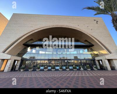 LOS ANGELES, CA, DEC 2022: Außenansicht des Eingangs zur Union Station in Downtown, Blick von Patsaouras Transit Plaza, Abfahrts- und Ankunftsort für Busse und Reisebusse Stockfoto