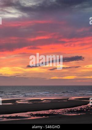 Sonnenuntergang über dem Nordstrand von Blackpool an einem Sommerabend Stockfoto