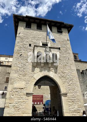 Betreten Sie die Republikatur San Marino durch den Eingang Porta del Parsa-Porta San Francesco Stockfoto