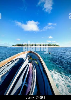 Ein Boot voller Surfbretter, das zurück zur Insel fährt. Tavarua Island Resort, Fidschi. Stockfoto