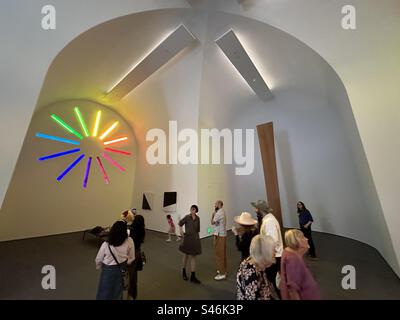 Das Innere von Ellsworth Kelly’s AUSTIN im Blanton Museum in Austin, Texas Stockfoto