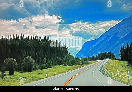 Der Highway 40 ist ein Süd-Nord-Highway im Westen von Alberta, Kanada. Er wird auch Bighorn Highway und Kananaskis Trail im Kananaskis Country genannt. Stockfoto