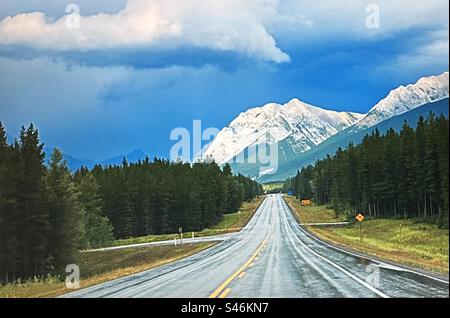 Der Highway 40 ist ein Süd-Nord-Highway im Westen von Alberta, Kanada. Er wird auch Bighorn Highway und Kananaskis Trail im Kananaskis Country genannt. Stockfoto