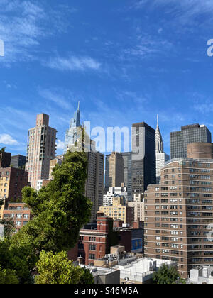 Die Skyline von New York City von einer Dachterrasse auf einem Wohnhaus im historischen Viertel von Murray Hill, 2023, USA Stockfoto