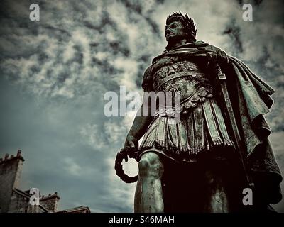 Statue von König Ludwig XIV. Als römischer Kaiser in Caen Stockfoto