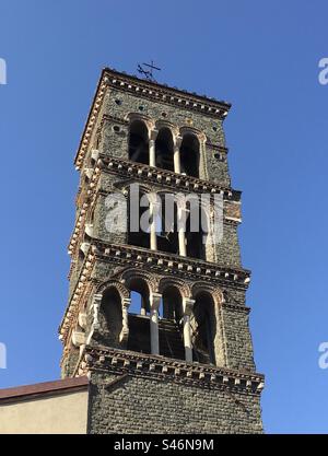 Campanile della chiesa di Santa Maria in Vivario a Frascati, Castelli romani, Lazio, Italia. 1305, Stil romanico. Romanischer Stil. Stockfoto