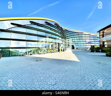 Die geschwungene Glasstruktur des Museo Enzo Ferrari in Modena, Italien Stockfoto