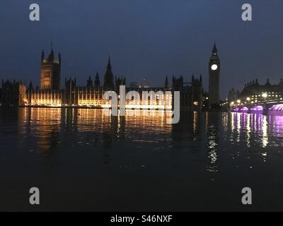 Häuser des Parlaments in der Nacht. Stockfoto