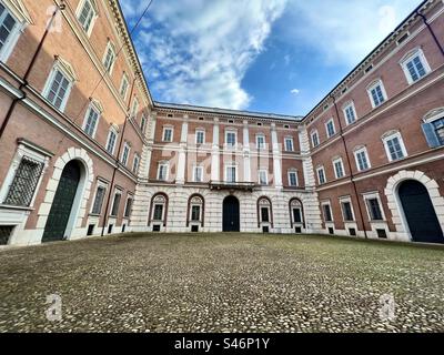 Der barocke Palazzo Ducale di Modena beherbergt die Militärakademie Stockfoto