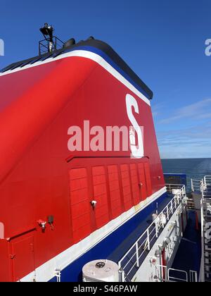 Trichter einer Stena-Linie, die von Fishguard in Wales nach Rosslare in Irland überquert wird. Stockfoto