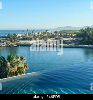 Juni 2023, Blick am späten Nachmittag vom Infinity-Pool auf dem Dach, Hotel El Ganzo, La Playa, San Jose del Cabo, Los Cabos, Baja California Sur, Mexiko Stockfoto