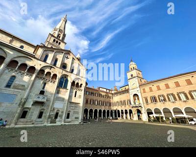 Piazza Grande in Modena, Italien unter blauem Himmel Stockfoto