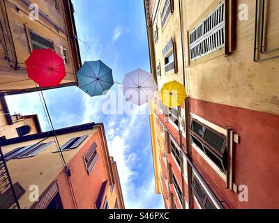 Bunte Sonnenschirme und Gebäude in der Via Coltellini Straße in Modena, Italien Stockfoto