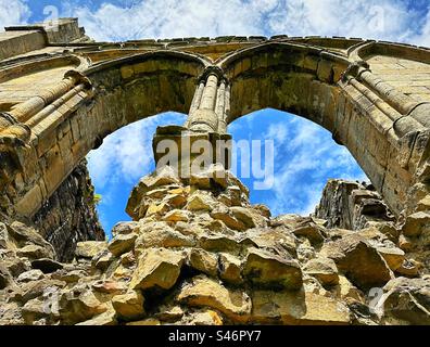 Easby Abbey, Richmond, North Yorkshire - Blick auf die historischen Ruinen der 1152 gegründeten Abtei. Stockfoto