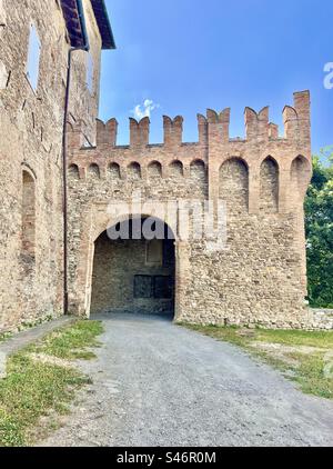 Wunderschöne Burg Levizzano auf einem Hügel im Lambrusco Weintal Stockfoto