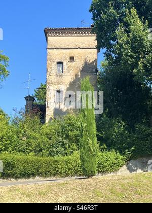 Diese Turmkonstruktion war einst eine Taubenfigur, die wahrscheinlich mit der nahegelegenen Burg Levizzano in Verbindung gebracht wurde Stockfoto