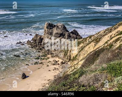 Felsformation, bekannt als Castelo oder Leão, je nach Aussichtspunkt Pataias Portugal Stockfoto