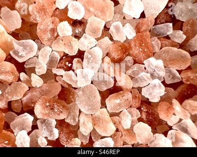 Nahaufnahme des gesamten Rahmens von groben rosa Himalaya-Salzkristallen Stockfoto