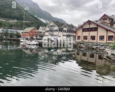 Gebäude entlang der Uferpromenade in Odda Norwegen Stockfoto