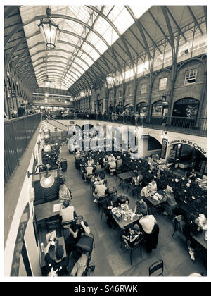 Menschen, die sich im Covent Garden in London Vergnügen Stockfoto