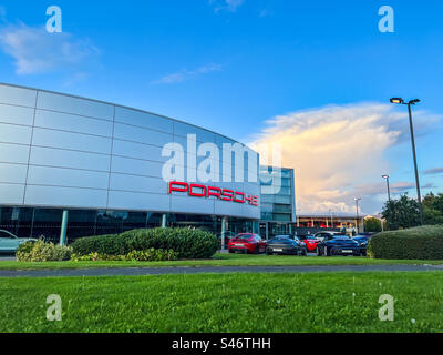 Porsche-Händlerbetrieb im Stadtzentrum von Leeds Stockfoto