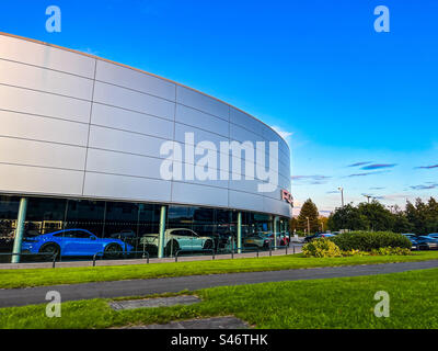 Porsche-Händlerbetrieb im Stadtzentrum von Leeds Stockfoto