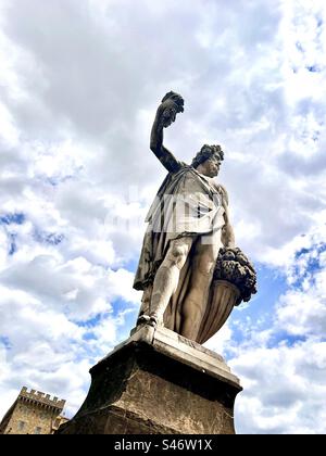 Statue an der Brücke Ponte Santa Trinita, die die Herbstsaison darstellt. Florenz, Italien Stockfoto