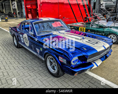 Das Rennen bereitete den 1960er-Klassiker Ford Mustang im internationalen Fahrerlager während des Silverstone Festivals 2023 vor Stockfoto