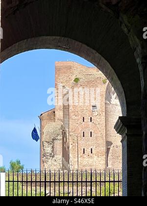 Der Tempel der Venus und der Roma, von der Innenseite der Mauern des römischen Kolosseums aus gesehen. Stockfoto