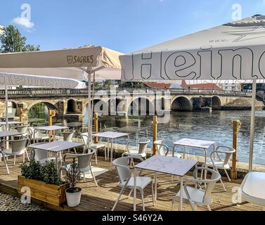 Blick auf ein Café mit Blick auf den Rio Nabão, Tomar Portugal Stockfoto