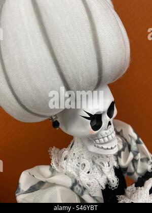Halloween-Dekor - weibliches Skelett mit großen Haaren Stockfoto