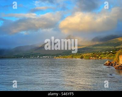 Cloghane Dorf unter Brandon Mountain, County Kerry, Dingle Halbinsel, Irland. Stockfoto