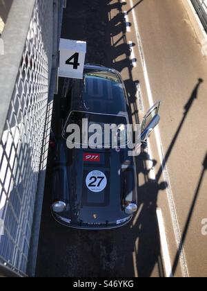 1960er Jahre grauer Porsche 911 an einem Testtag für das Revival Meeting auf der Goodwood Motor Racing Circuit, Chichester, West Sussex, UK Stockfoto