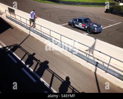 Grey 1960s Porsche 911 auf der Rennstrecke für Revival auf Goodwood Motor Racing Circuit UK Stockfoto