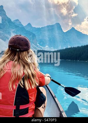 Paddeln Sie über das herrliche Gletscherwasser des Moraine Lake, Banff National Park, Alberta, Kanada. Stockfoto