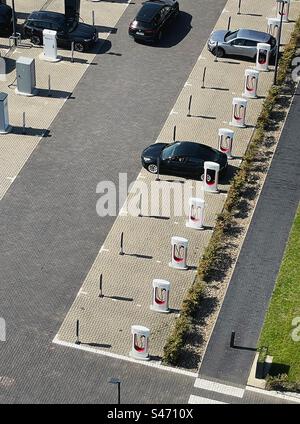 Ladestation für Tesla und Elektrofahrzeuge Stockfoto