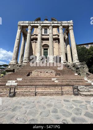 Der antike Tempel von Antoninus und Faustina befindet sich in der Via Sacra im Forum Romanum. Stockfoto