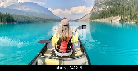 Paddeln Sie über das herrliche Gletscherwasser des Moraine Lake, Banff National Park, Alberta, Kanada. Stockfoto