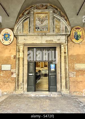 Eingangstür zur Basilika dei Santi Quattro Coronati in Rom. Stockfoto