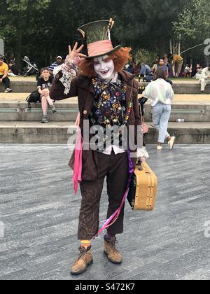 Ein Straßenkünstler, der den Hatter Fro Alice im Wunderland am Ufer der Themse verkörpert Stockfoto