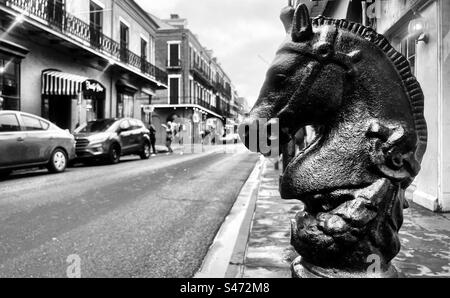 Auf den Straßen von New Orleans wurden einst gusseiserne Stützen zur Sicherung von Pferden verwendet. Jetzt verhindern sie, dass Menschen Autos auf den Bürgersteigen parken. Die Befestigungspunkte sind ein Symbol der Stadt. Stockfoto