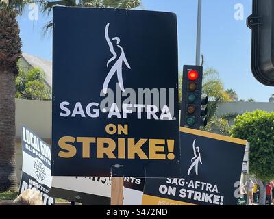 LOS ANGELES, CA, 15. August 2023: Schilder von Mitgliedern der Screen Actors Guild (sag-AFTRA), die mit Mitgliedern der Writers Guild of America (WGA) außerhalb der Paramount Pictures Studios, Hollywood, besetzt sind Stockfoto