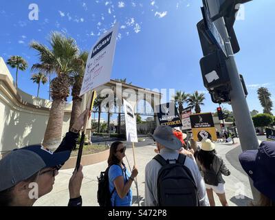 LOS ANGELES, CA, 15. August 2023: Wide angle on striking writers and actors, members of the Writers Guild of America und sag-AFTRA, Hollywood Stockfoto